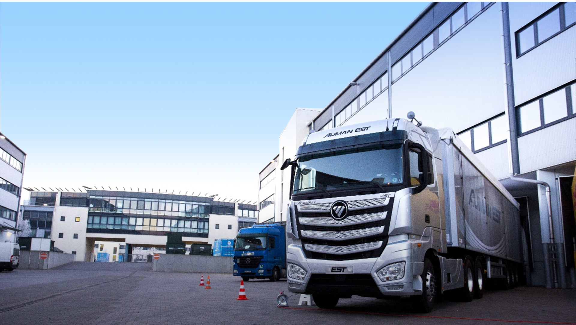 FOTON AUMAN EST tractor unit parked at a logistics facility