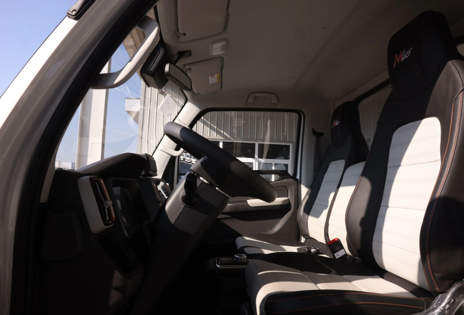 E Miler centre console with the electronic gear handle