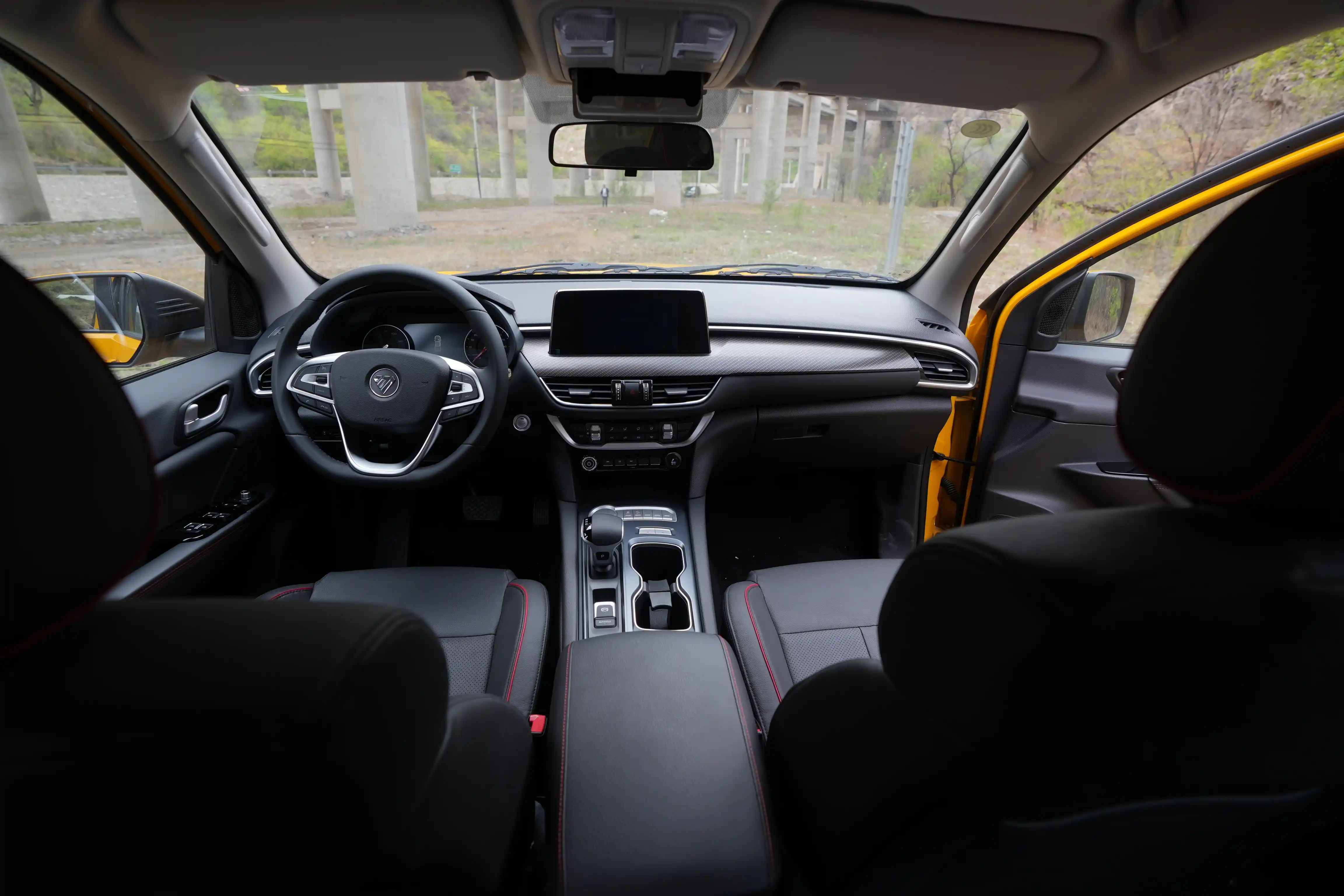 E Tunland dashboard and steering wheel seen from the passenger side